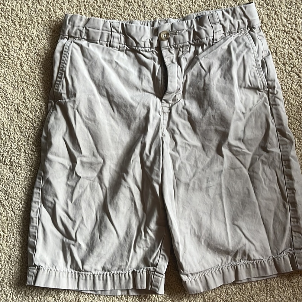 Boys Vineyard Vines khaki shorts. Size 12